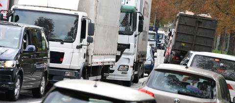 Autos und Lkw auf einer Straße in Frankfurt