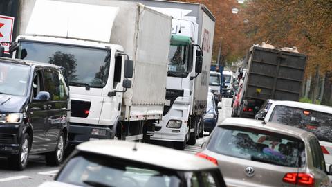 Autos und Lkw auf einer Straße in Frankfurt