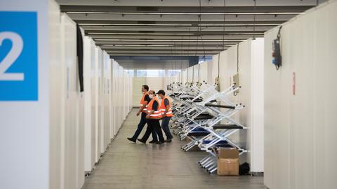 Betten im Erstversorgungszentrum Frankfurt für Flüchtlinge aus der Ukraine