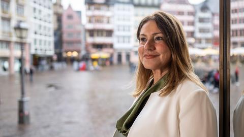 Portraoit Nargess Eskandari-Grünberg, fotografiert vor dem Römer in Frankfurt (unscharf im Hintergrund).