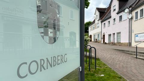 Ein Hinweisschild, das auf die Gemeinde Cornberg hinweist
