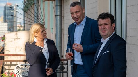 Nancy Faeser (SPD), Kiews Bürgermeister Vitali Klitschko, und Hubertus Heil (SPD) stehen auf einem Balkon der Residenz der deutschen Botschafterin in der Ukraine. 