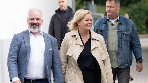 Nancy Faeser (SPD) kommt mit ihrem Mann Eyke Grüning ins Wahllokal.