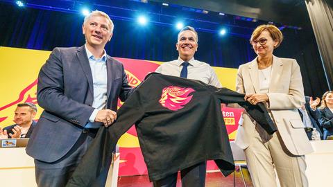 Moritz Promny, Stefan Naas und Bettina Stark-Watzinger auf dem FDP-Landesparteitag in Wetzlar