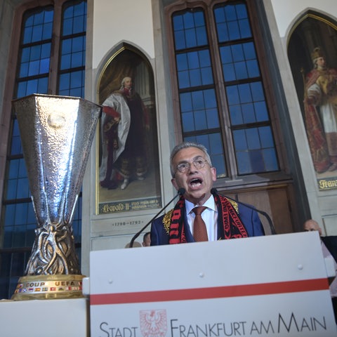 Frankfurts OB Feldmann nach dem Finalsieg der Eintracht im Kaisersaal.
