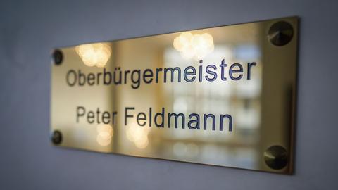 "Oberbürgermeister Peter Feldmann" steht auf einem Schild an dessen Büro im Frankfurter Römer. 