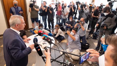 Peter Feldmann umringt von Pressevertretern