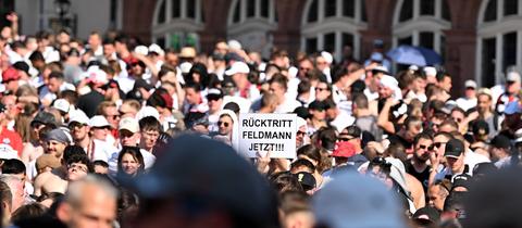 Ein Schild bei der Pokalfeier der Eintracht, auf dem Feldmanns Rücktritt gefordert wird
