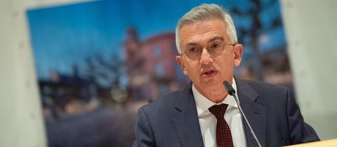 Oberbürgermeister Feldmann (Frankfurt) spricht an einem Pult ins Mikrofon.