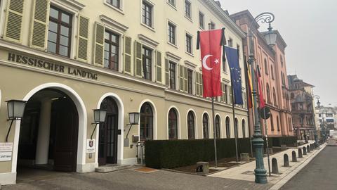 Trauerbeflaggung am Hessischen Landtag nach dem Erdbeben in der Türkei und Syrien.
