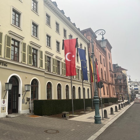 Trauerbeflaggung am Hessischen Landtag nach dem Erdbeben in der Türkei und Syrien.