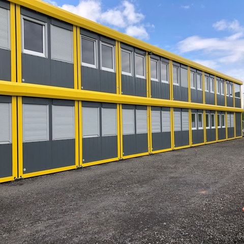 Gemeinschaftsunterkunft für Geflüchtete in Erlensee (Main-Kinzig-Kreis) aus grau-gelben Containern