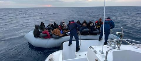 Flüchtlinge werden von der türkischen Küstenwache aufgegriffen. Sie wurden von griechischen Grenzbehörden zurückgewiesen.