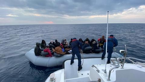 Flüchtlinge werden von der türkischen Küstenwache aufgegriffen. Sie wurden von griechischen Grenzbehörden zurückgewiesen.