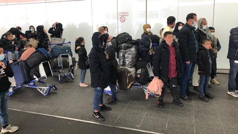 An Terminal 1 des Frankfurter Flughafens sind am Dienstag mehr als 50 ausgeflogene Ortskräfte aus Afghanistan angekommen.