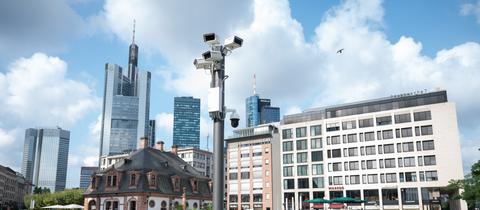 Kameras einer Videoüberwachungsanlage hängen an der Hauptwache in der Frankfurter Innenstadt.