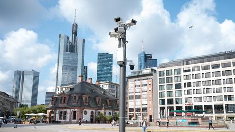 Kameras einer Videoüberwachungsanlage hängen an der Hauptwache in der Frankfurter Innenstadt.