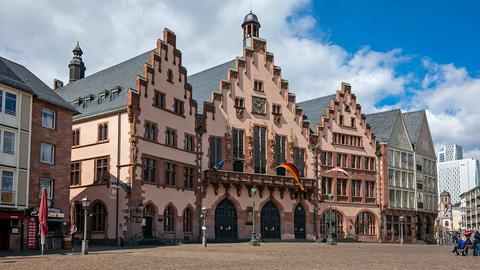 Blick auf die Häuserzeile am Römer. 