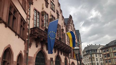 Ukraine-Flagge weht am Frankfurter Römer neben der EU-Flagge