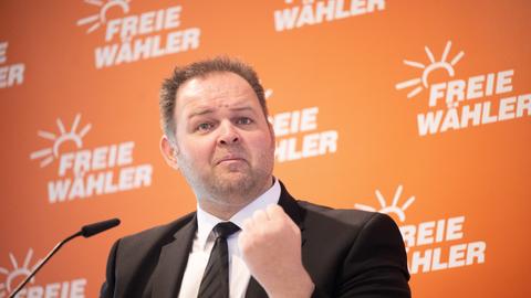 Spitzenkandidat Engin Eroglu spricht auf dem Parteitag der Frein Wähler in Gießen
