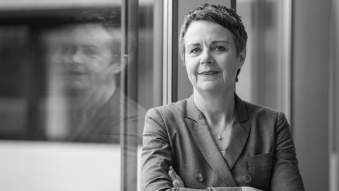 Marburg-Biedenkopfs Landrätin Kirsten Fründt in einer Schwarz-Weiß-Aufnahme