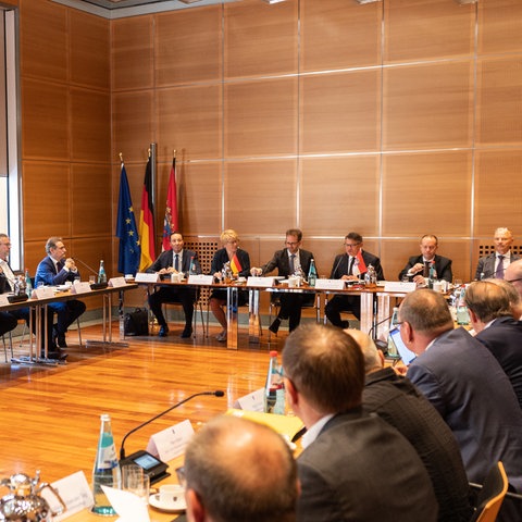 Teilnehmer des hessischen Gasgipfels in der Staatskanzlei