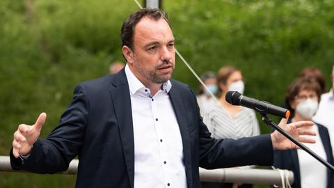 Christian Geselle (SPD), Oberbürgermeister von Kassel breitet die Arme aus
