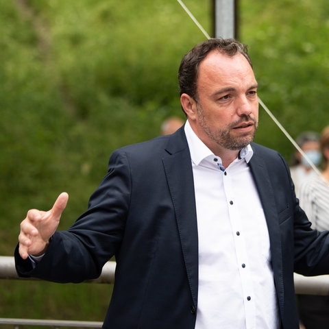 Christian Geselle (SPD), Oberbürgermeister von Kassel breitet die Arme aus