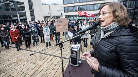 Dietlind Grabe-Bolz (2019 bei einer Demo für die Abschaffung des Strafrechtsparagrafen 219a in Gießen).