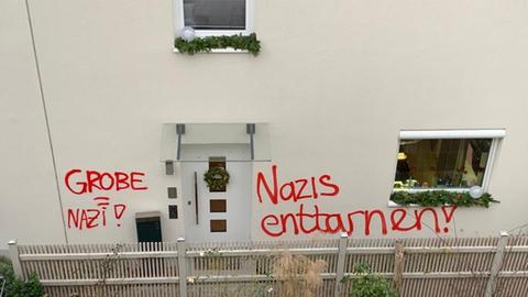 Grafitti im Eingangsbereich des Wohnhauses des AfD-Abgeordneten Frank Grobe.