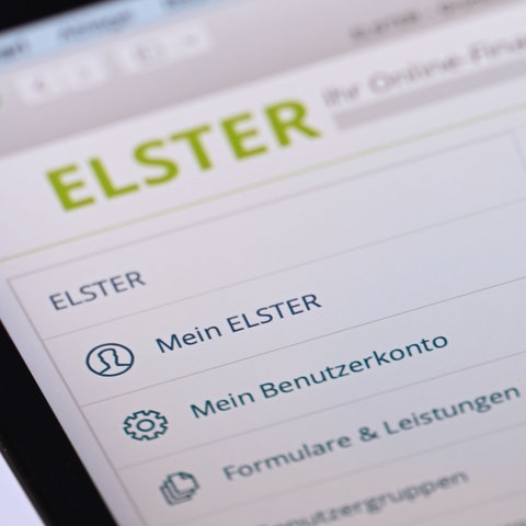 Foto von einem Tablet auf welchesm eine Grundsteuer-Formular bei Elster aufferufen ist.