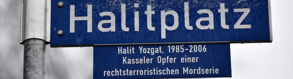 Blick auf das Straßenschild Halitplatz, benannt nach dem Namen des Kasseler NSU-Mordofers Halit Yozgat.