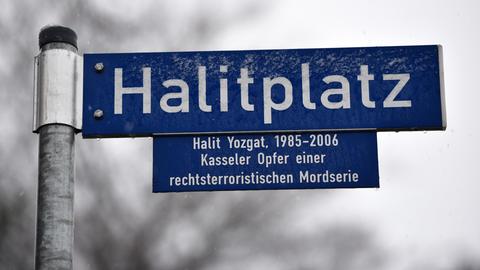 Blick auf das Straßenschild Halitplatz, benannt nach dem Namen des Kasseler NSU-Mordofers Halit Yozgat.