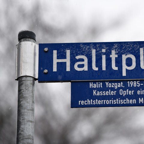 Blick auf das Straßenschild Halitplatz, benannt nach dem Namen des Kasseler NSU-Mordofers Halit Yozgat.