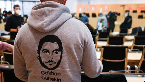 Zuhörer im hessischen Landtag, der einen Pullover mit der Abbildung eines der Opfer des rassistischen Attentats von Hanau, Gökhan Gültekin, trägt