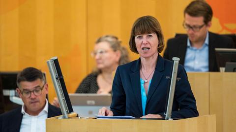 Heike Hofmann am Rednerpult im Landtag