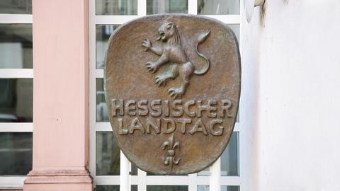 Kunstvolles, reliefartiges Schild mit der Aufschrift "Hessischer Landtag" und darüber ein Löwe.