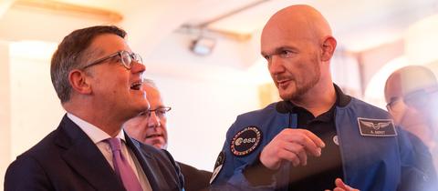 Alexander Gerst (r), Astronaut und Geophysiker, erklärt während der «Hessen in Space"-Konferenz Boris Rhein (CDU), Ministerpräsident von Hessen, die Funktionsweise eines Ionentriebwerks. 