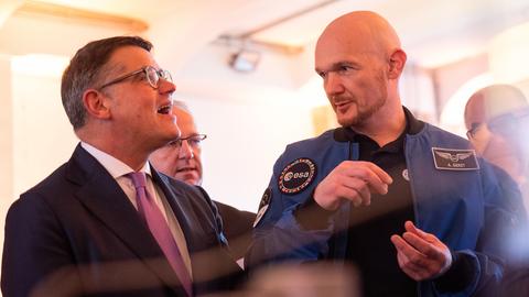 Alexander Gerst (r), Astronaut und Geophysiker, erklärt während der «Hessen in Space"-Konferenz Boris Rhein (CDU), Ministerpräsident von Hessen, die Funktionsweise eines Ionentriebwerks. 