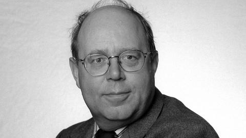 Der ehemalige hessische Kultusminister Hartmut Holzapfel ist mit 78 Jahren gestorben.