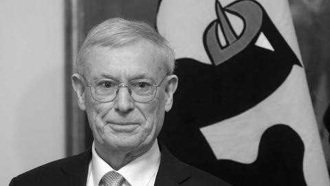 Horst Köhler vor Fahne mit Bundesadler, Schwarz-Weiß-Foto