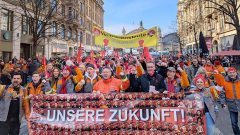 Eine Menge an Menschen zieht durch die Kaiserstraße - viele Fahnen sind zu sehen sowie ein Banner mit der Aufschrift "Unsere Zukunft".