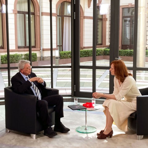 Ministerpräsident Volker Bouffier mit Ute Wellstein im hr-Interview