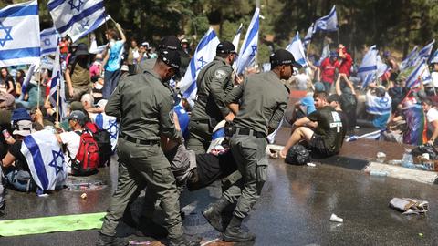 Die israelische Polizei treibt Demonstranten auseinander, die den Eingang zum Parlament blockieren