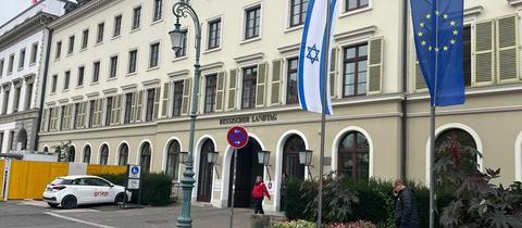 Israel-Flagge vor dem hessischen Landtag in Wiesbaden