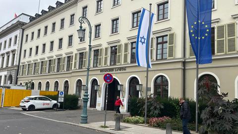 Israel-Flagge vor dem hessischen Landtag in Wiesbaden