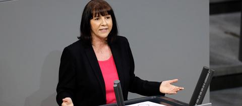 Joana Cotar im Bundestag bei einer Rede am Pult