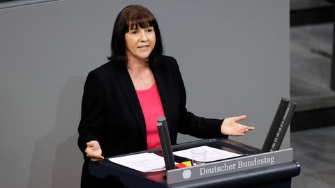 Joana Cotar im Bundestag bei einer Rede am Pult