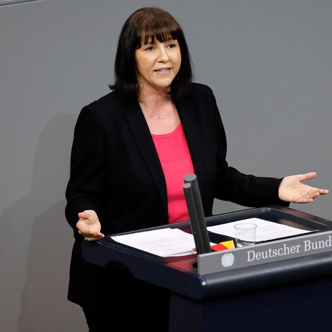 Joana Cotar im Bundestag bei einer Rede am Pult