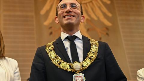 Der neue Frankfurter Oberbürgermeister Mike Josef (SPD) bekommt zu seiner Amtseinführung im Römer die goldene Amtskette umgehängt.